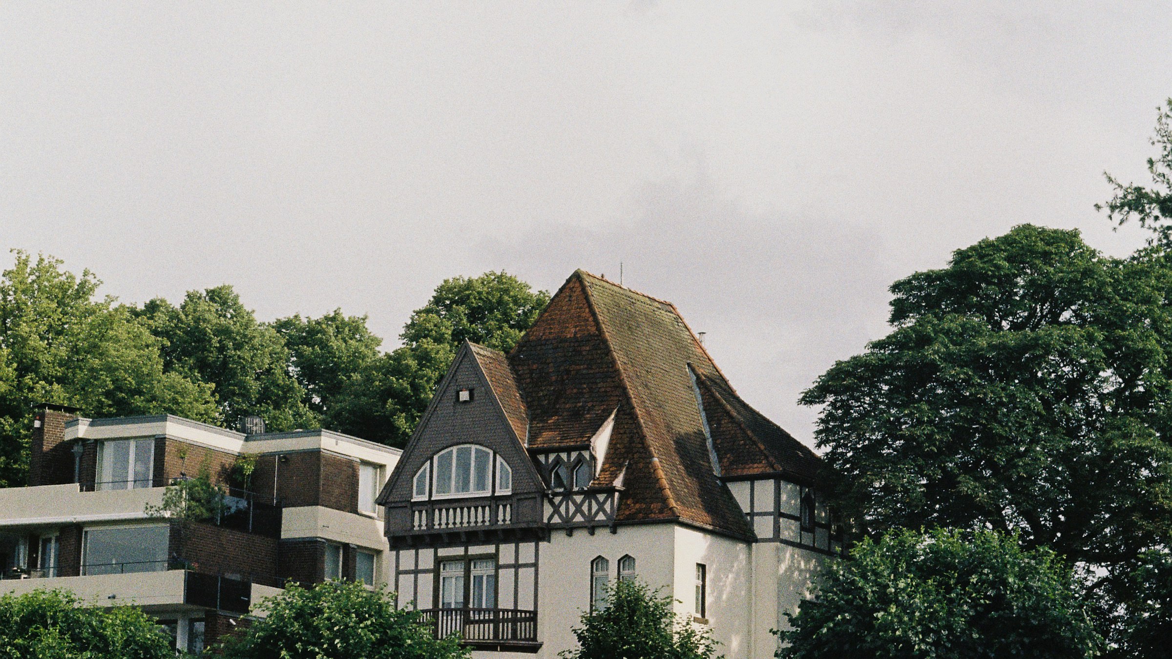 Großer weißer Baukörper auf grüner Wiese