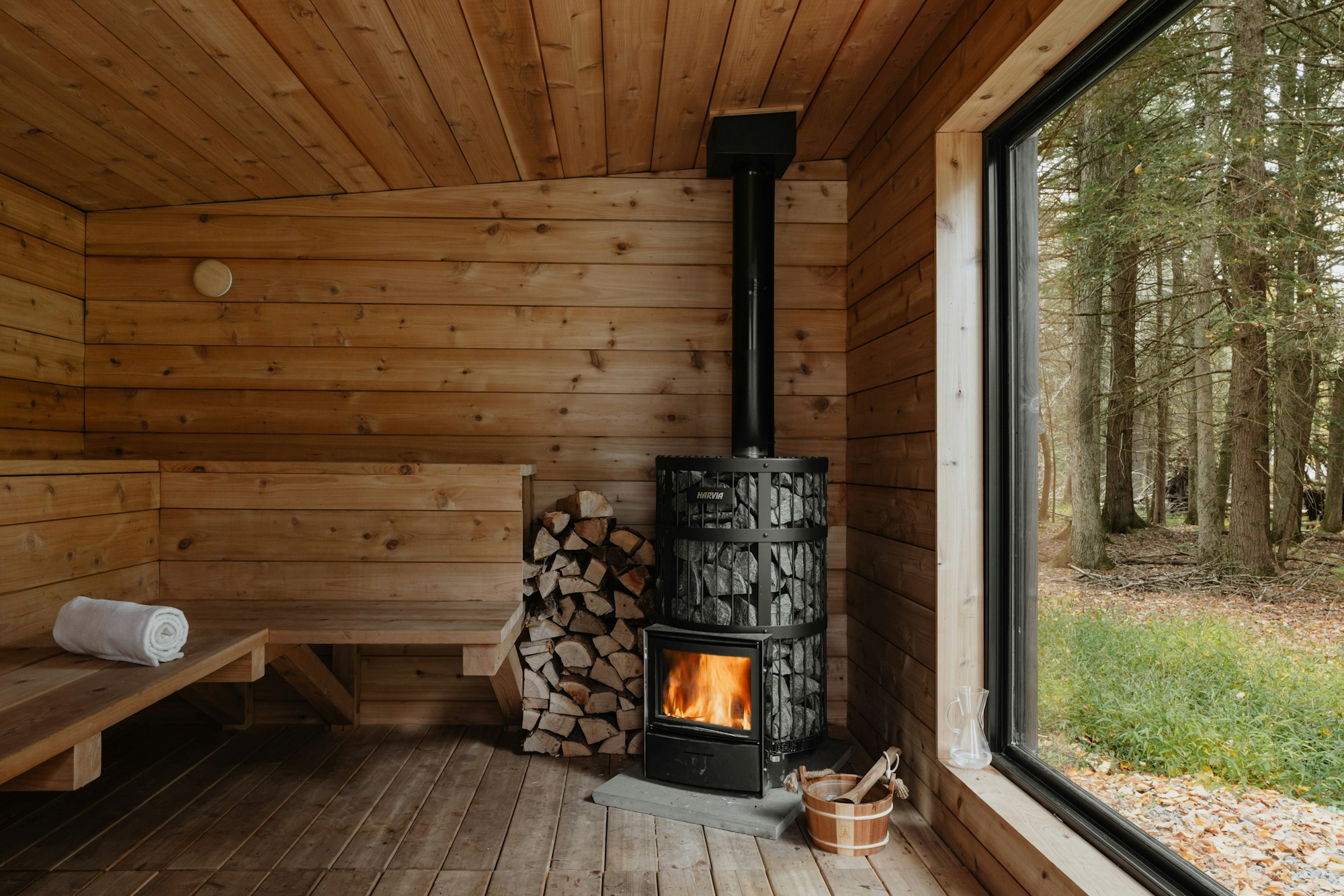 Holzofen in einer Hütte mit Bretterwand